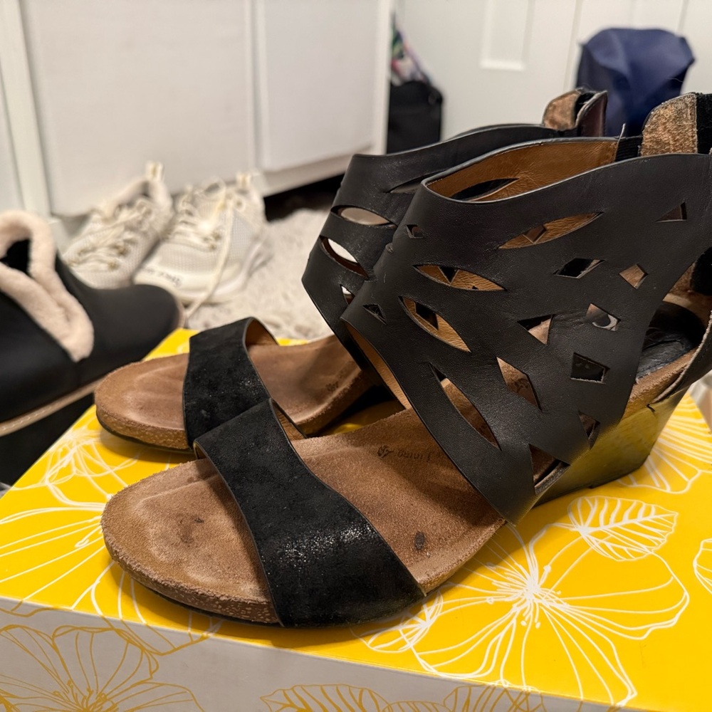 Sofft cutout Stylish Black Wedge Sandals